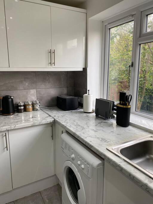 Luxury 2 Bedroom Apartment, Parking, Few Minutes Walk From Wembley Stadium Лондон Екстериор снимка